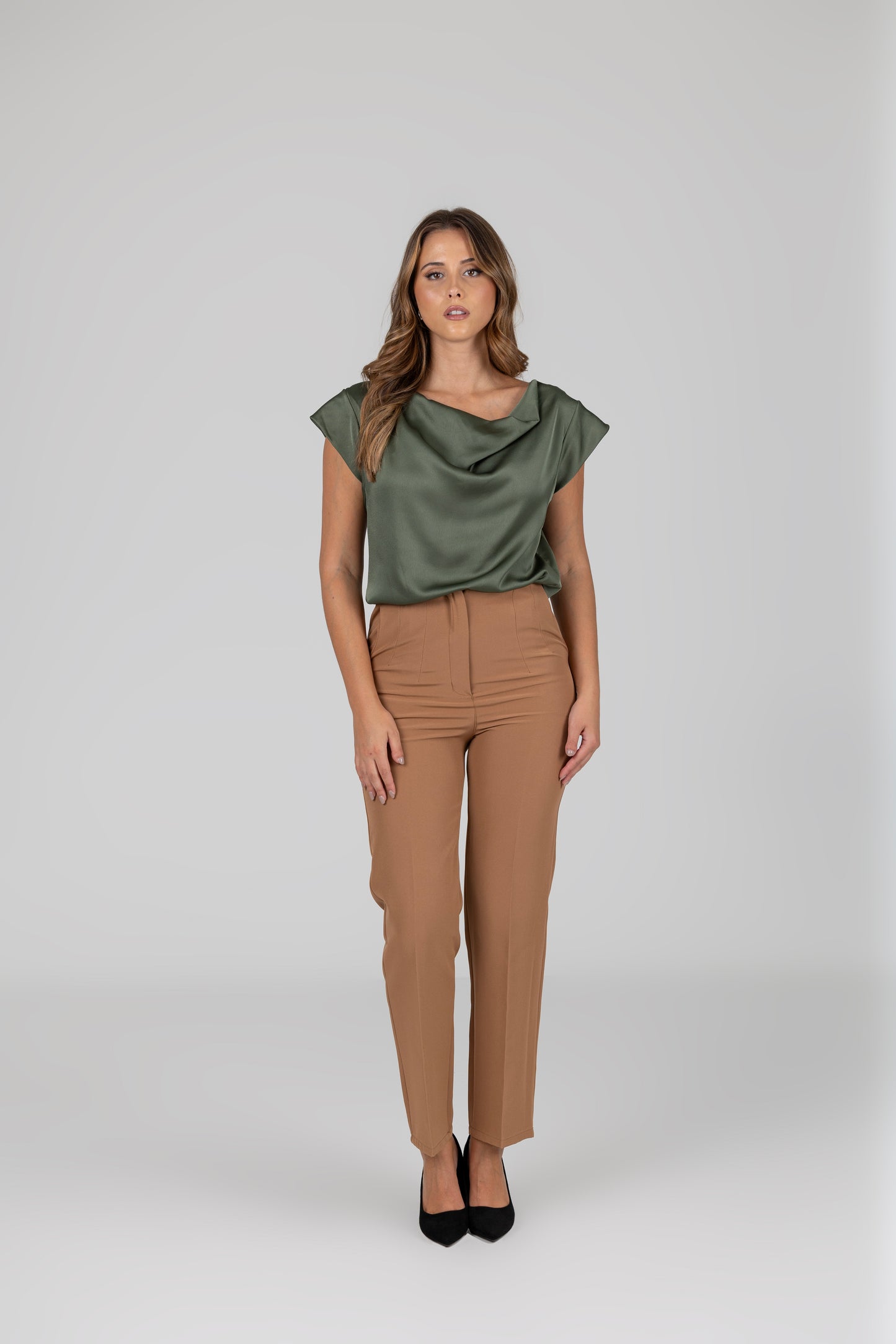 Calça cintura subida camel