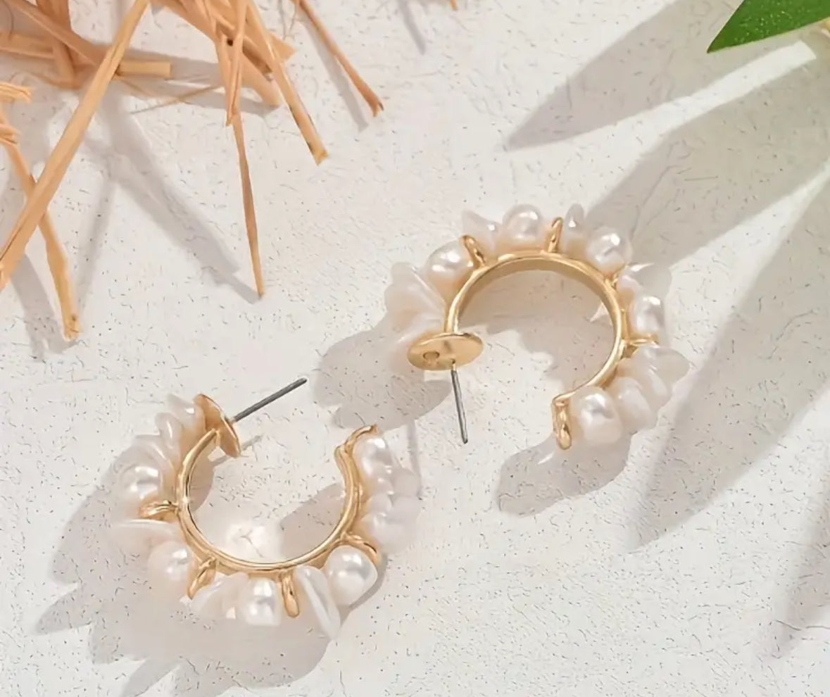 Brinco argola com pérolas brancas