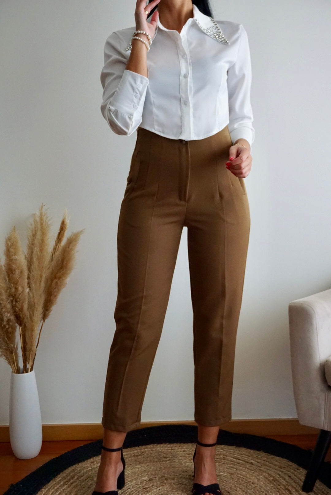 Calça cintura subida castanho