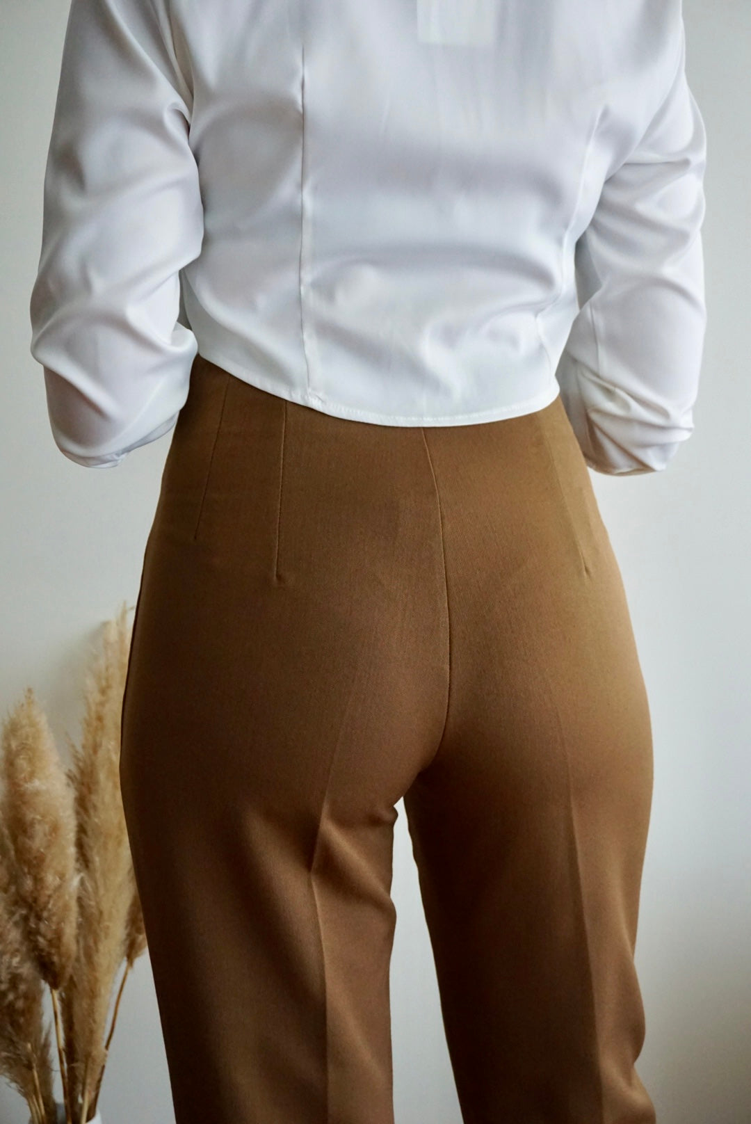 Calça cintura subida castanho