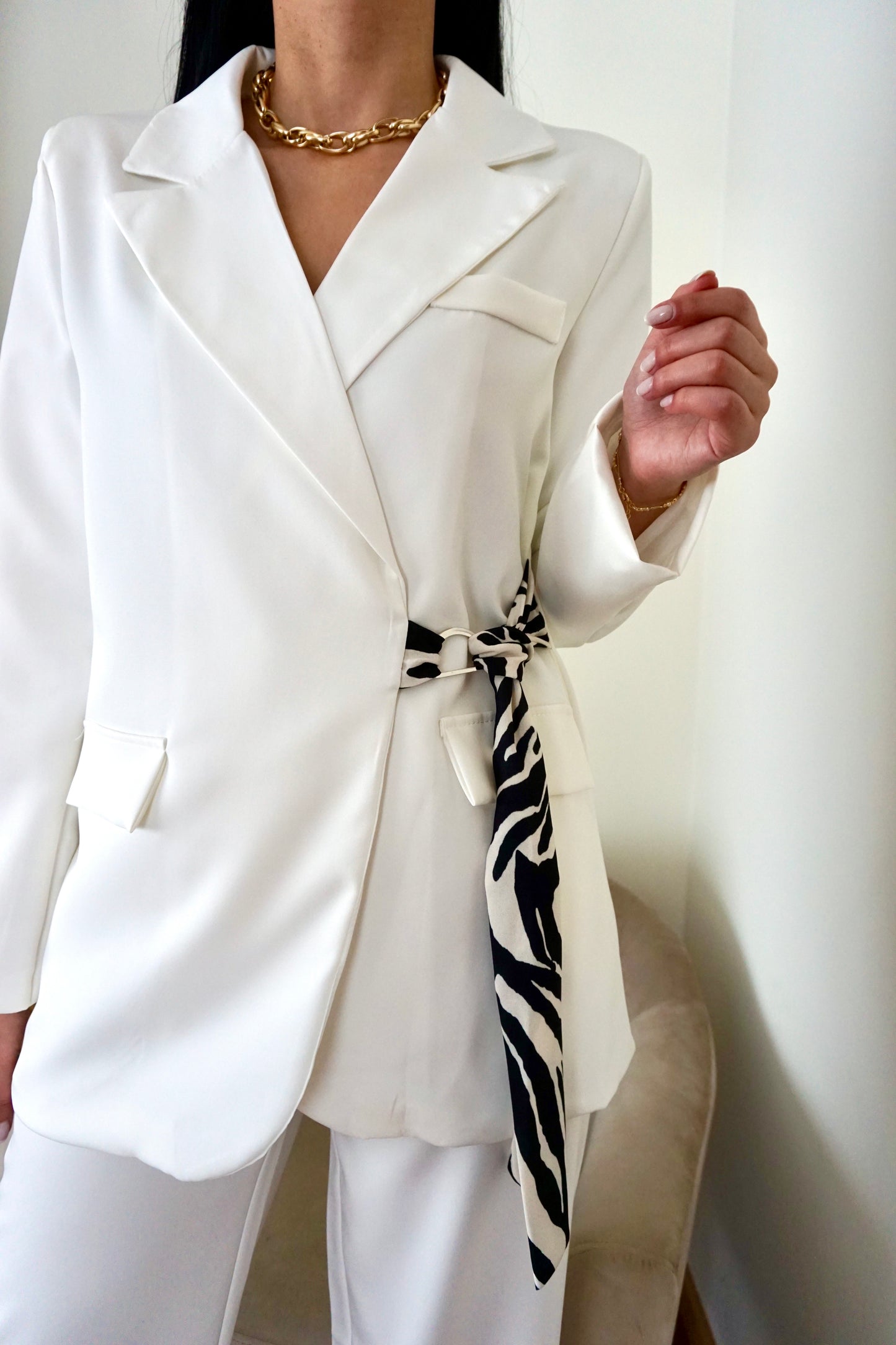 Fato elegante com cinto