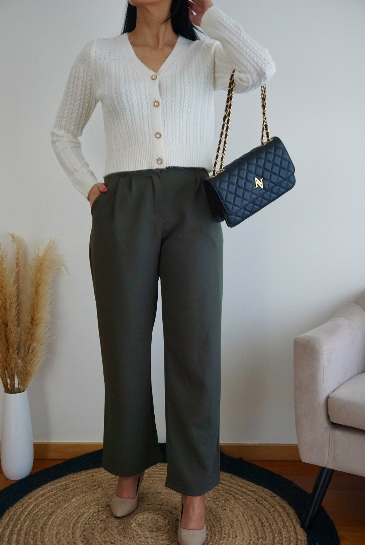Calça fluida com bolsos