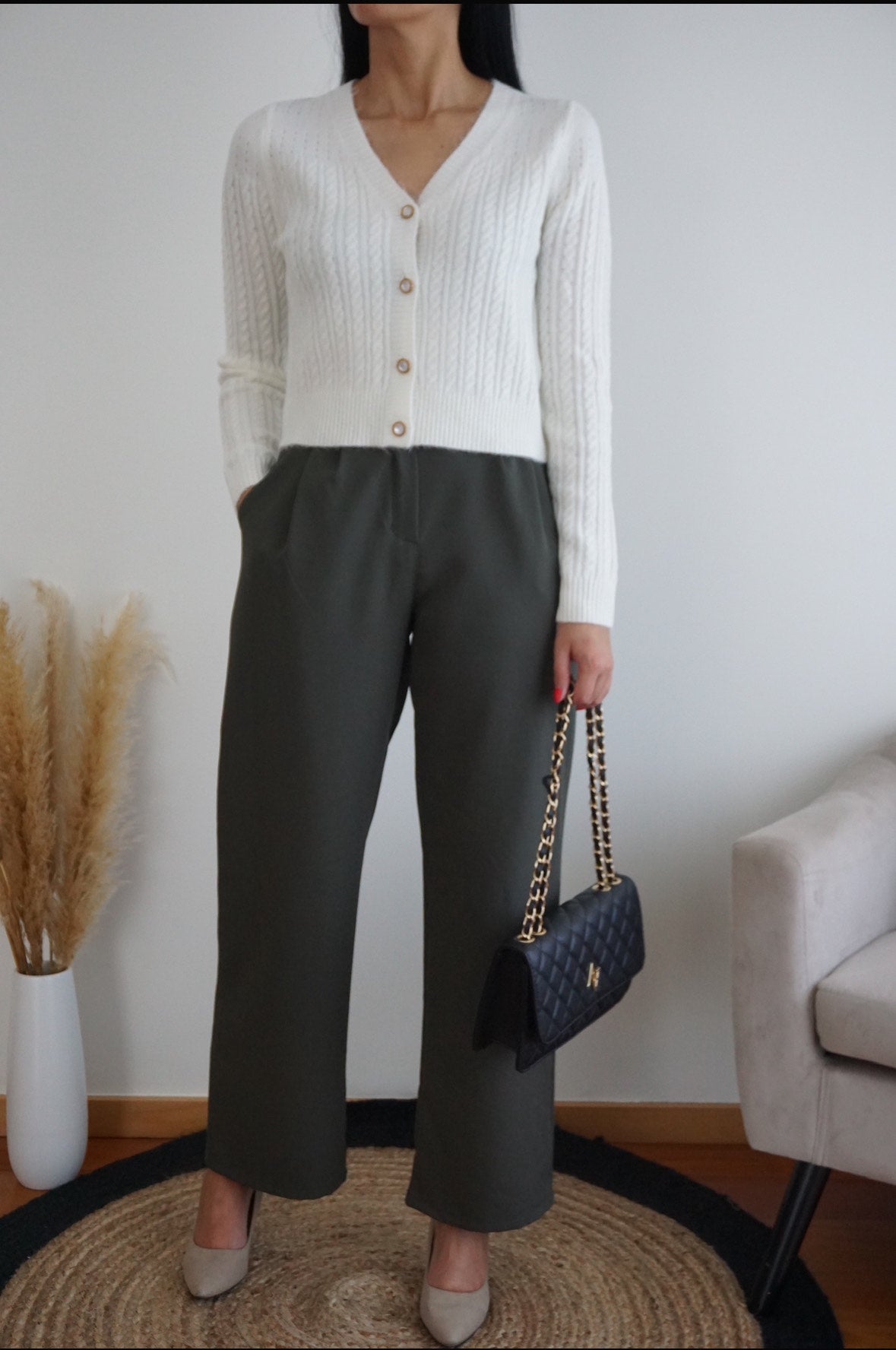 Calça fluida com bolsos