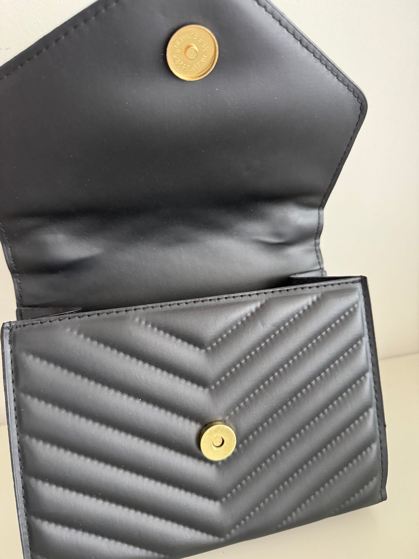 Mala preta a tiracolo