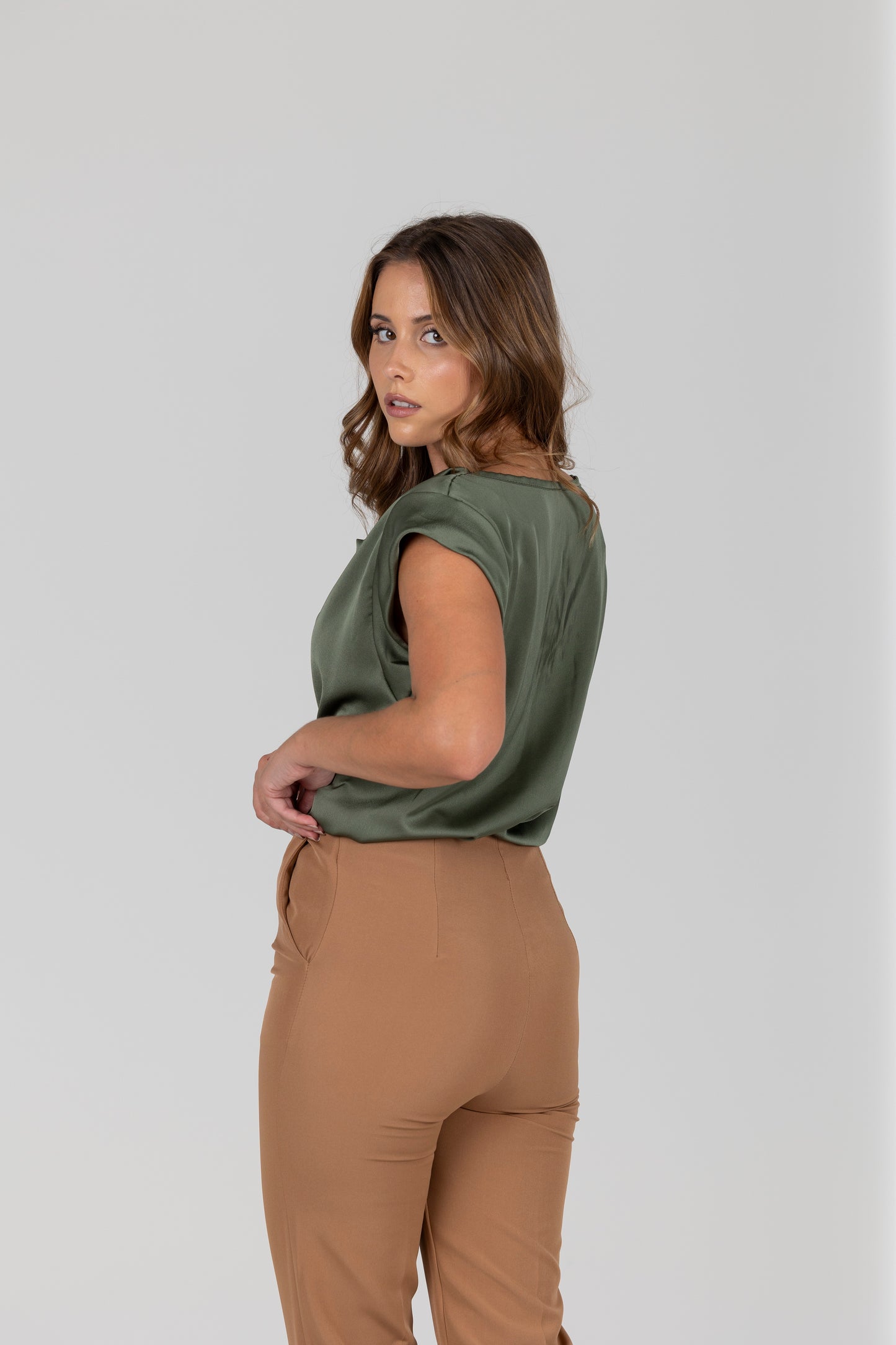 Calça cintura subida camel