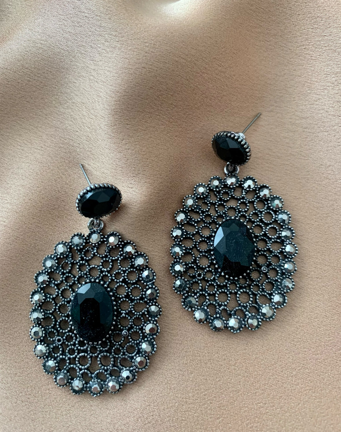 Brincos prateados/pretos