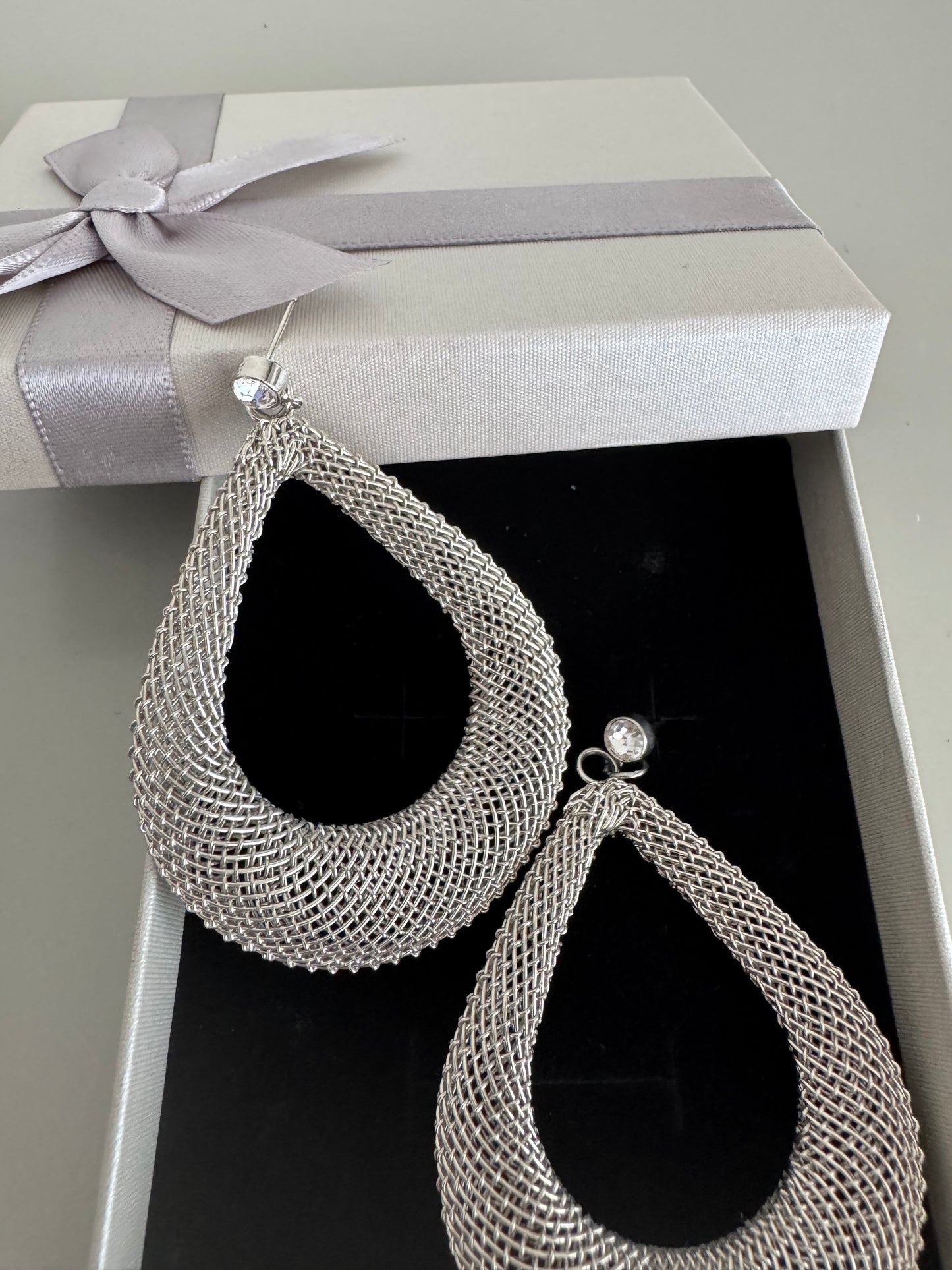 Brincos longos prateados