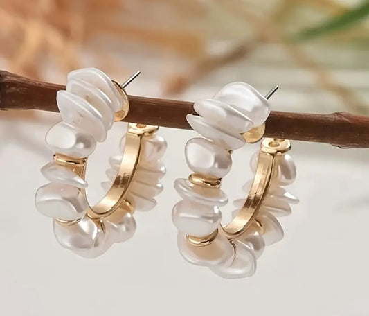Brinco argola com pérolas brancas
