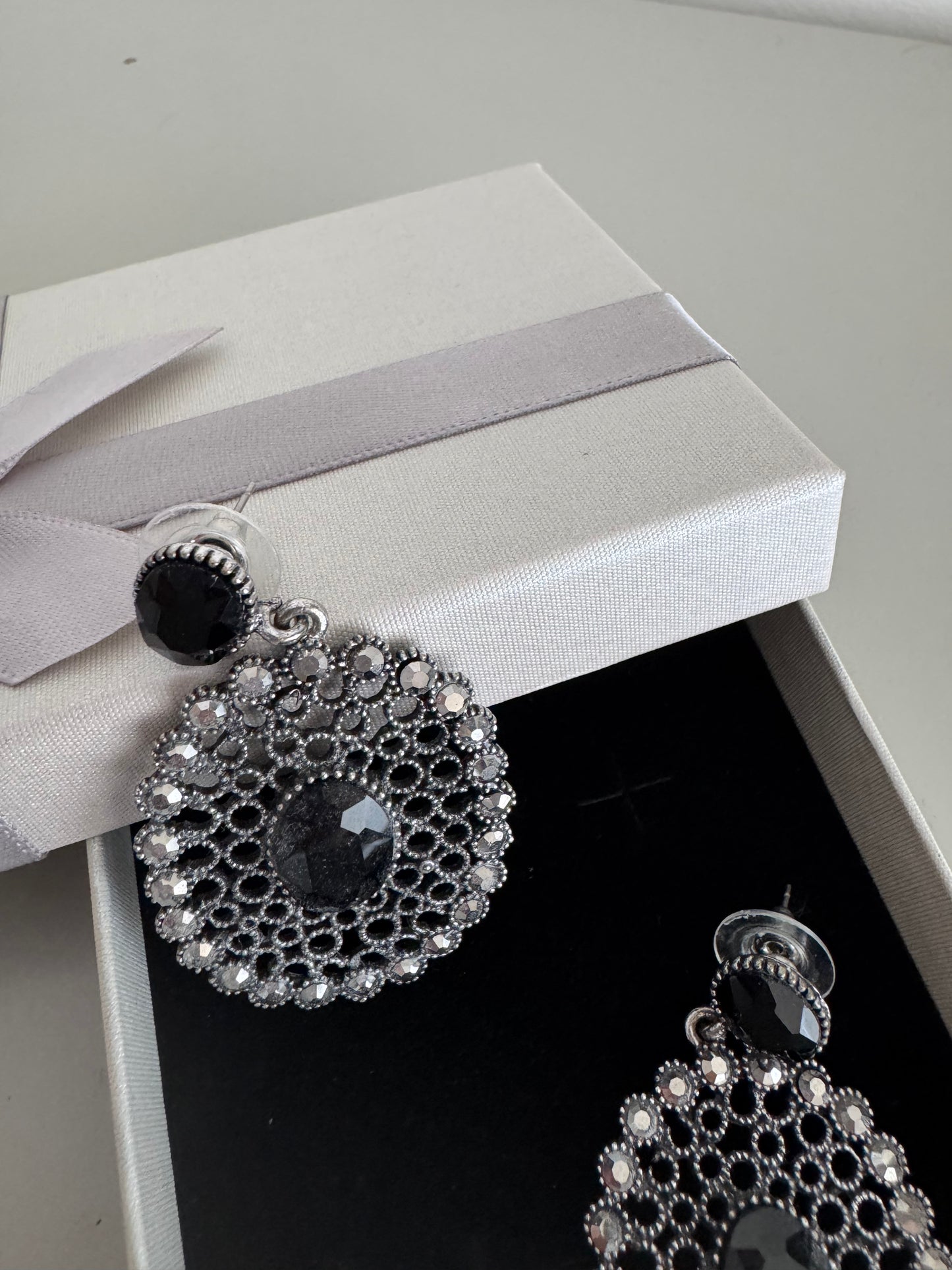 Brincos prateados/pretos