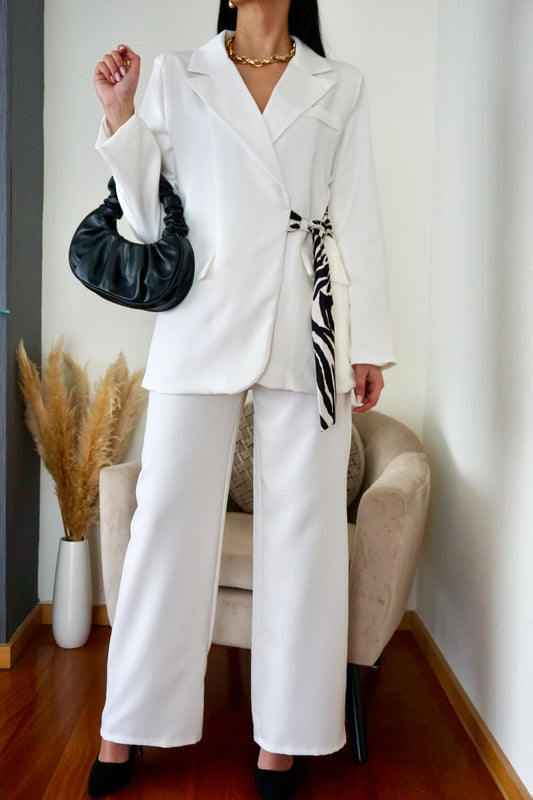 Fato elegante com cinto