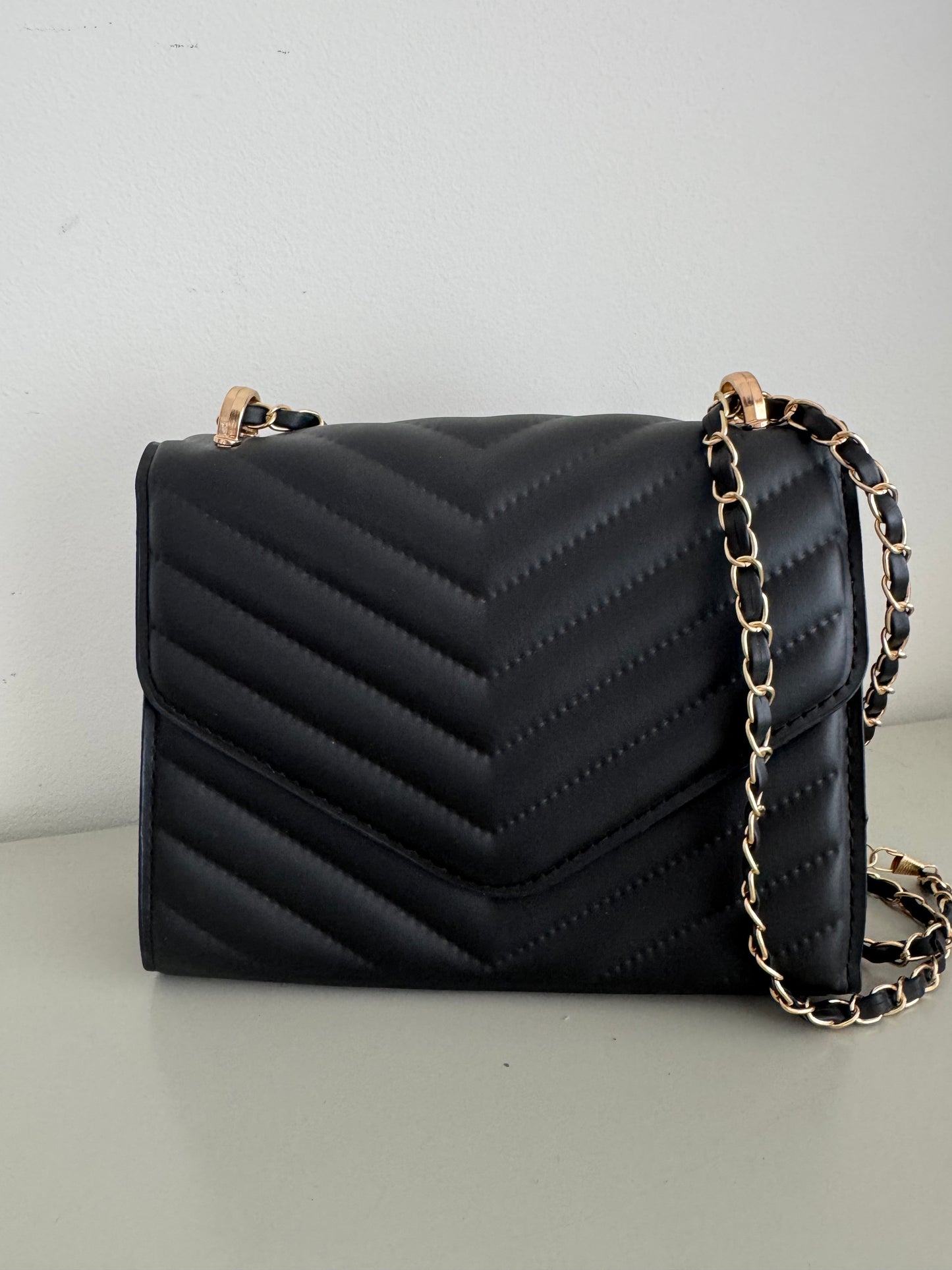 Mala preta a tiracolo