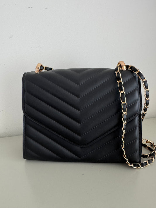 Mala preta a tiracolo