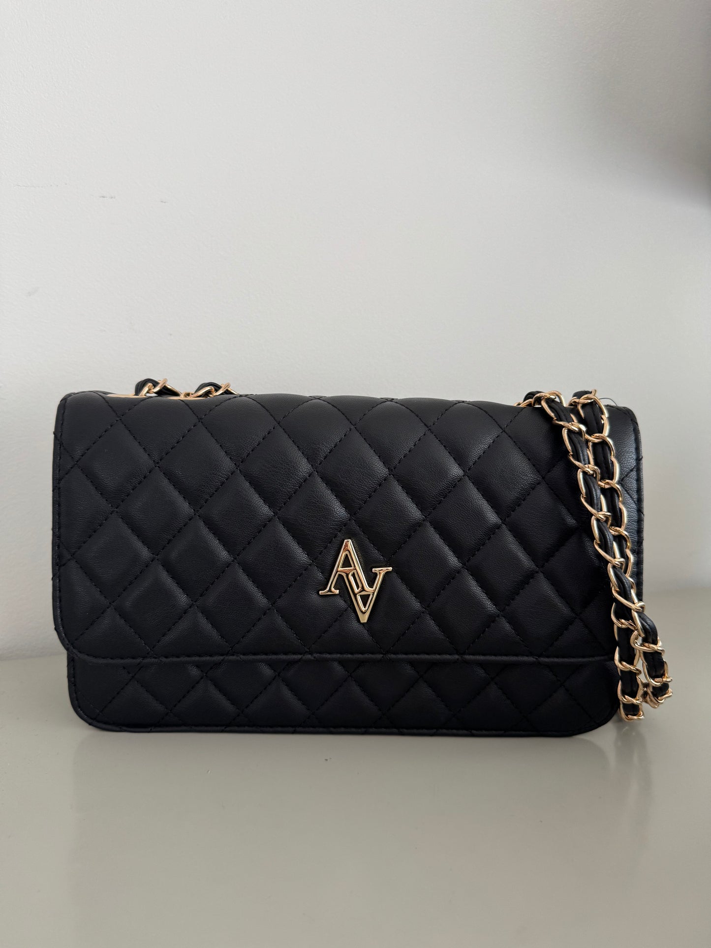 Mala preta com corrente dourada