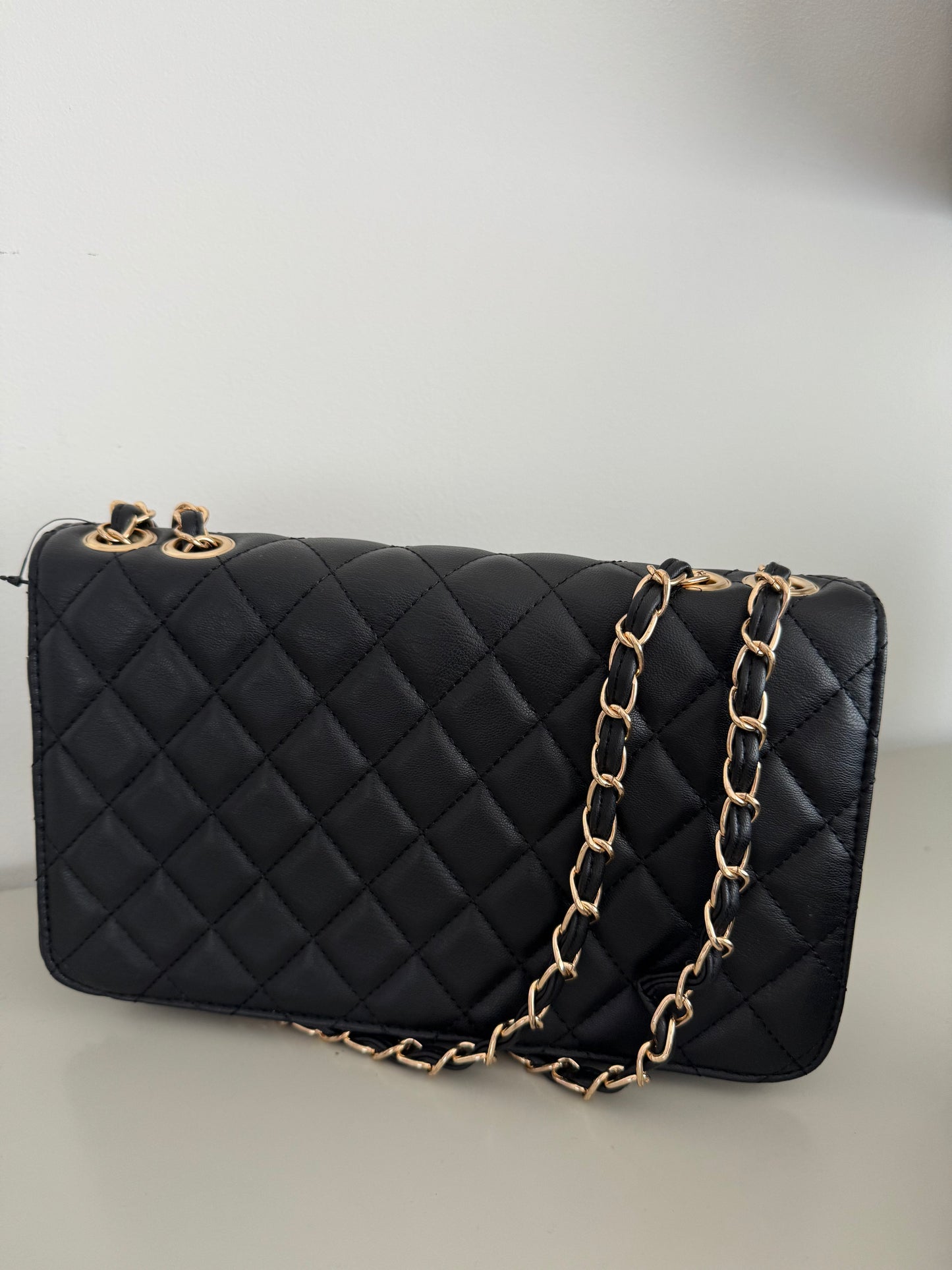 Mala preta com corrente dourada