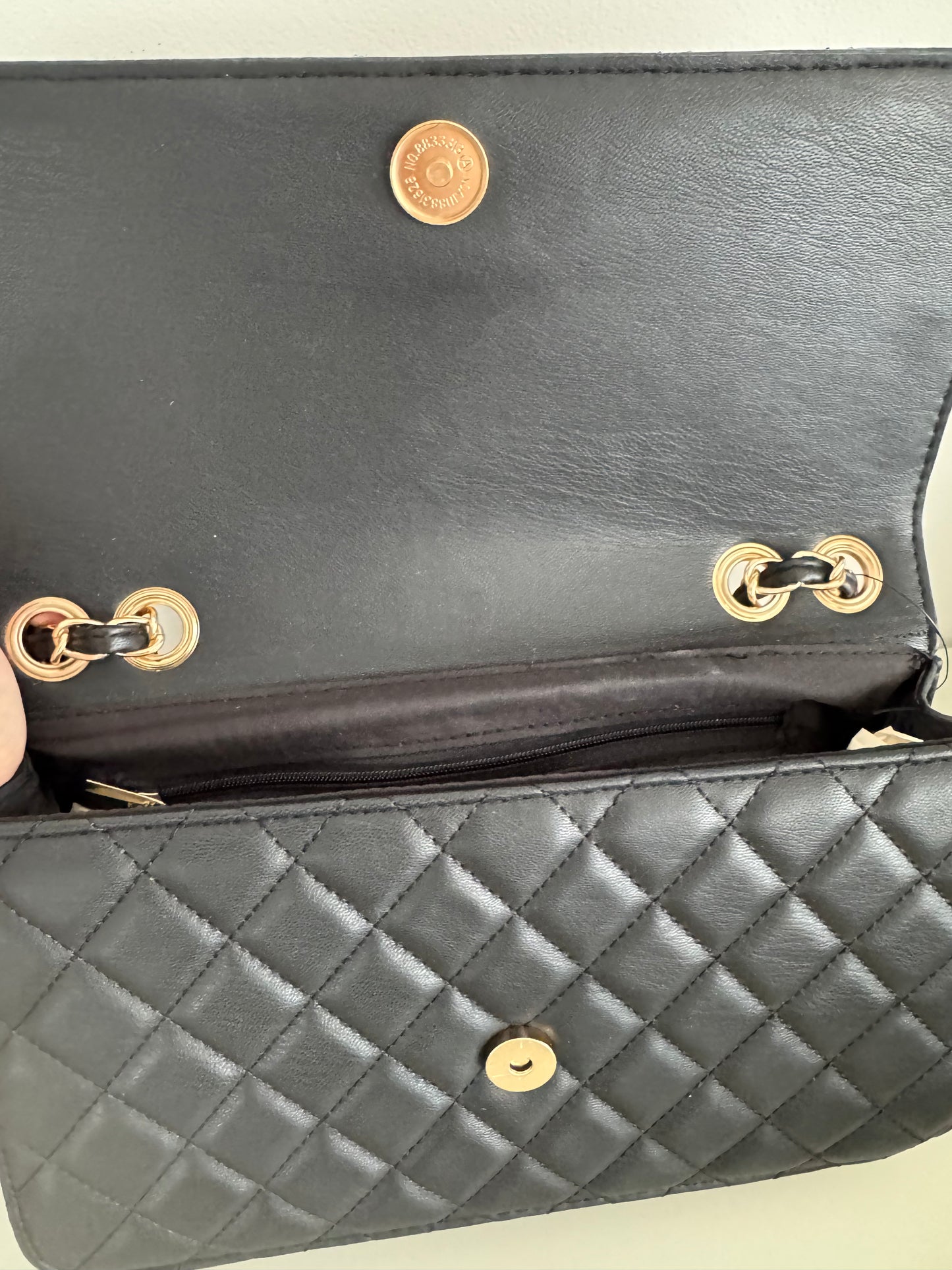 Mala preta com corrente dourada